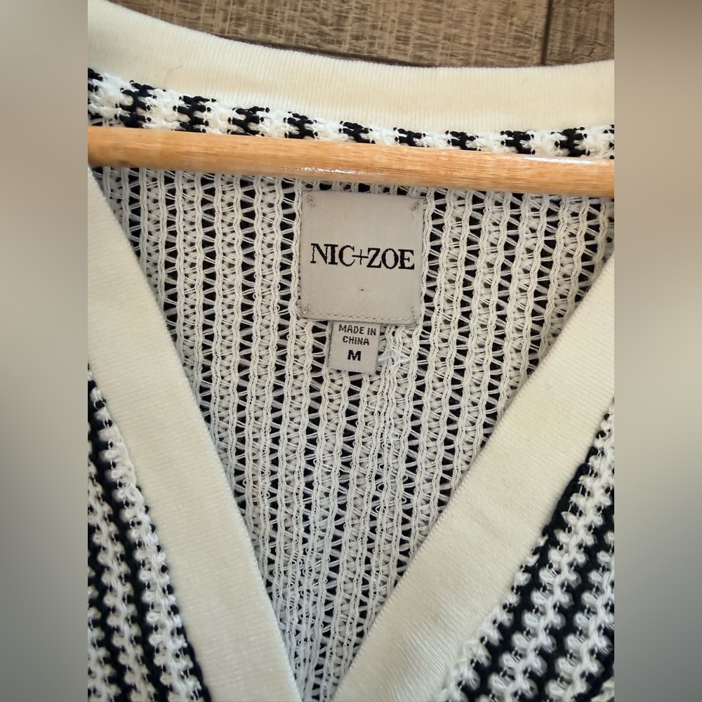 Nic+Zoe Zig Zag Split V Neck Knit Top Medium Black and White - Picture 8 of 9